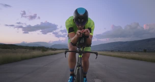 Profesyonel Bir Yarış Bisikletine Binen Triatlon Sporcusunun Gece Bisikleti Eğitimi — Stok video