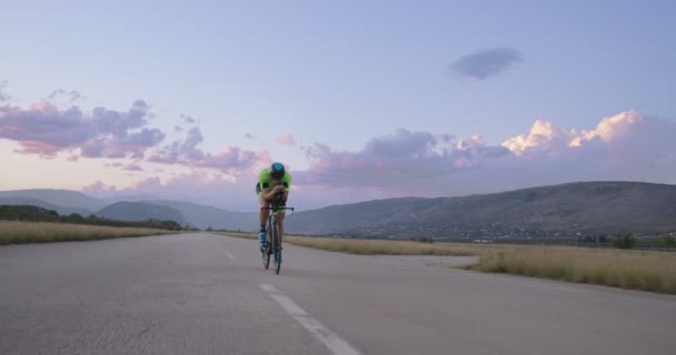 Entraînement Vélo Nuit Athlète Triathlon Sur Vélo Course Professionnel Entraînement — Video