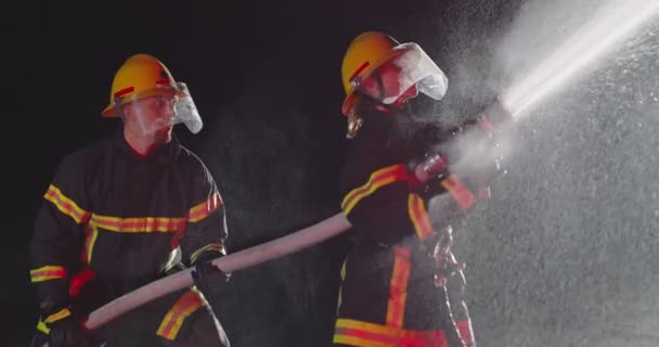 Brandweerman Mannelijke Vrouwelijke Groep Met Behulp Van Water Voor Bestrijding — Stockvideo