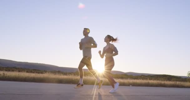 Sportovní Pár Jogging Venku Dopoledních Hodinách Stezka Běží Zkušenosti Přírodě — Stock video