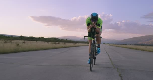 Treinamento Bicicleta Noturna Atleta Triatlo Montando Uma Bicicleta Corrida Profissional — Vídeo de Stock