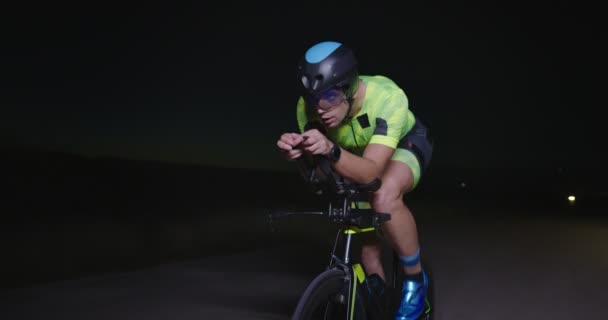 Treinamento Bicicleta Noturna Atleta Triatlo Montando Uma Bicicleta Corrida Profissional — Vídeo de Stock