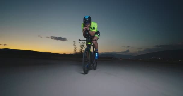 Treinamento Bicicleta Noturna Atleta Triatlo Montando Uma Bicicleta Corrida Profissional — Vídeo de Stock