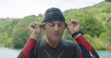 Triatlon yüzücü - erkek triatlet yüzücü portresi okyanus yüzüşünden sonra egzersiz seansı. Profesyonel triatlon takım elbiseli formalı adam Demir Adam için antrenman yapıyor.