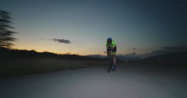 Treinamento Bicicleta Noturna Atleta Triatlo Montando Uma Bicicleta Corrida Profissional — Vídeo de Stock