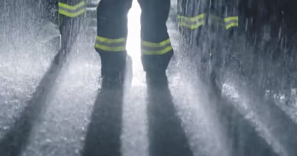 Equipo Bomberos Profesionales Está Pie Bajo Lluvia Con Cascos Trajes — Vídeos de Stock