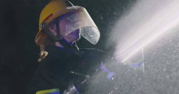 Turno Noche Una Mujer Bombero Que Utiliza Agua Extintor Incendios — Vídeos de Stock