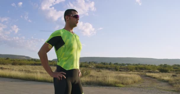 Triatlon Runner Odpočinku Maratonu Běh Cvičení Unavený Triatlonista Jogger Relaxace — Stock video