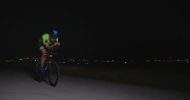 Ночная Велотренировка Триатлониста Профессиональном Гоночном Велосипеде Здоровые Интенсивные Тренировки Извилистой — стоковое видео