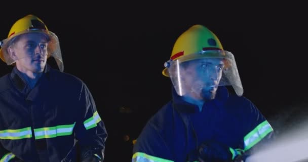 Пожарные Мужского Женского Пола Используют Воду Борьбы Огненным Пламенем Чрезвычайной — стоковое видео