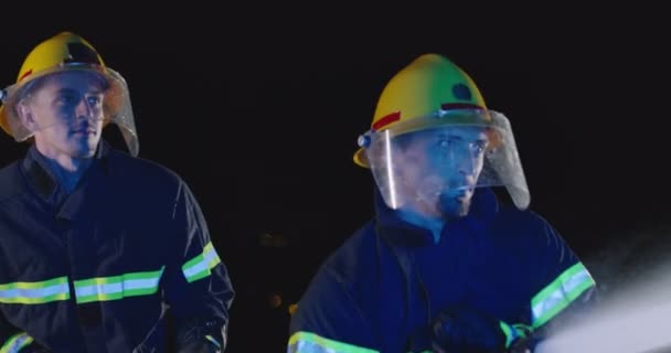 Bombero Grupo Masculino Femenino Que Utiliza Agua Para Combatir Con — Vídeos de Stock