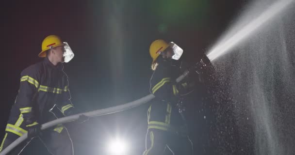 Grupa Strażaków Używająca Wody Walki Ogniem Nagłych Wypadkach Strażacy Ognioodpornym — Wideo stockowe