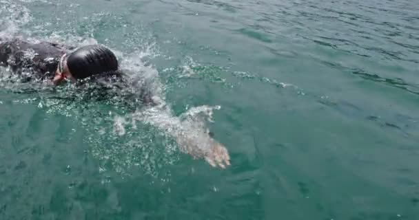 Triatleet Zwemtraining Ter Voorbereiding Triathlon Wedstrijd Professionele Zwemtraining Voor Triatlonwedstrijden — Stockvideo