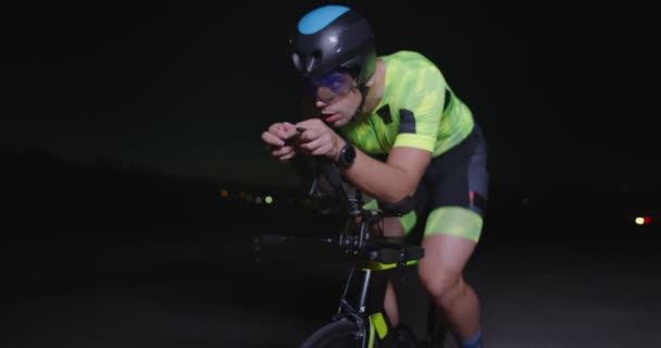 Nocny Trening Rowerowy Triatlonowego Sportowca Jeżdżącego Profesjonalnym Rowerem Wyścigowym Zdrowy — Wideo stockowe