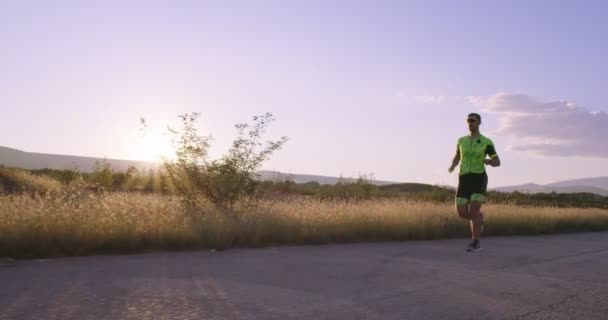 Triatlon Muž Triatlon Běží Triatlonu Oblek Trénink Železný Závod Muž — Stock video