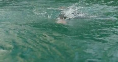 Triatloncu Yüzme Antrenmanı Triatlon Yarışmasına Hazırlanıyor. Triatlon Açık Deniz Yarışması Profesyonel Yüzme Eğitimi