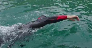 Triatloncu Yüzme Antrenmanı Triatlon Yarışmasına Hazırlanıyor. Su altında Triatlon Yarışması için Profesyonel Yüzme Eğitimi. Yüksek kaliteli görüntüler