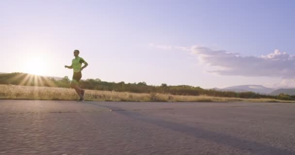 Тріатлон Чоловічий Тріатлоніст Який Біжить Тренувальному Костюмі Залізних Перегонів Чоловік — стокове відео