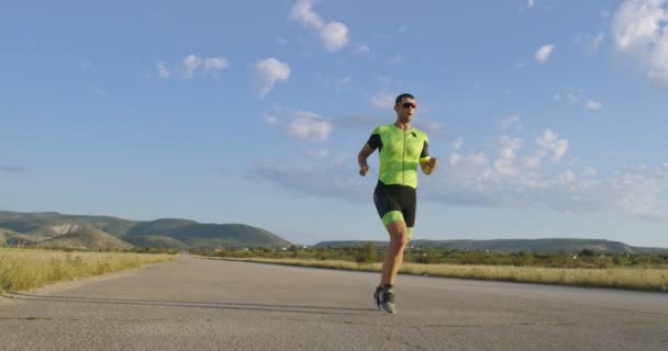 Triathlon Triathlet Läuft Triathlonanzug Für Ironman Rennen Männerläufer Beim Morgendlichen — Stockvideo