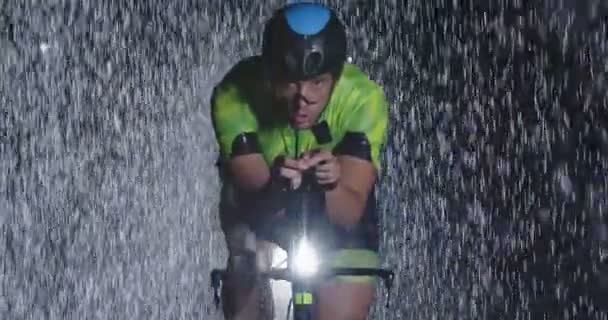 Triathlet Auf Einem Professionellen Rennrad Beim Intensiven Training Bei Dunkelheit — Stockvideo