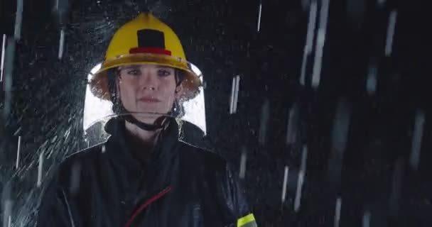 Ujęcie Bohatera Portret Zmęczonej Amerykańskiej Strażaczki Stojącej Deszczu Noszącej Kask — Wideo stockowe