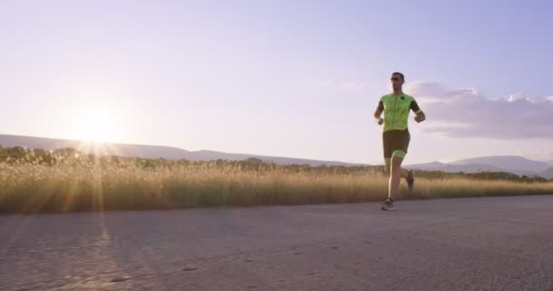 Triatlón Triatleta Masculino Que Corre Entrenamiento Del Traje Triatlón Para — Vídeos de Stock