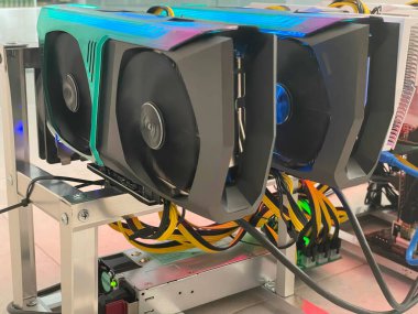 Kablolu raflara yerleştirilmiş bitcoin madencileri. Kripto para basmak için bir cihaz. Madencilik kripto para birimi. Bitcoin çiftliği. Kripto para birimi bitcoin madenciliği için makineler. Gündüz elektronik aygıt.