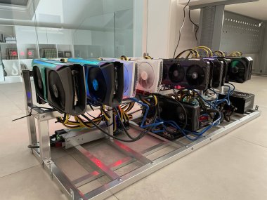 Kablolu raflara yerleştirilmiş bitcoin madencileri. Kripto para basmak için bir cihaz. Madencilik kripto para birimi. Bitcoin çiftliği. Kripto para birimi bitcoin madenciliği için makineler. Gündüz elektronik aygıt.