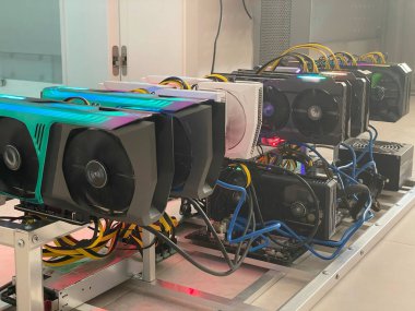 Kablolu raflara yerleştirilmiş bitcoin madencileri. Kripto para basmak için bir cihaz. Madencilik kripto para birimi. Bitcoin çiftliği. Kripto para birimi bitcoin madenciliği için makineler. Gündüz elektronik aygıt.