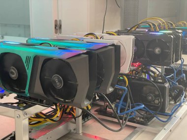 Kablolu raflara yerleştirilmiş bitcoin madencileri. Kripto para basmak için bir cihaz. Madencilik kripto para birimi. Bitcoin çiftliği. Kripto para birimi bitcoin madenciliği için makineler. Gündüz elektronik aygıt.