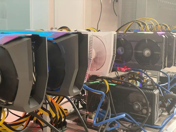 Kablolu raflara yerleştirilmiş bitcoin madencileri. Kripto para basmak için bir cihaz. Madencilik kripto para birimi. Bitcoin çiftliği. Kripto para birimi bitcoin madenciliği için makineler. Gündüz elektronik aygıt.