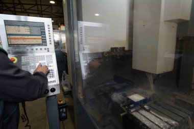 Modern bir CNC makinesine program yükleyen bir işçi ya da mühendisi kapatın. Endüstri ve mühendislik kavramı. Yüksek kalite fotoğraf