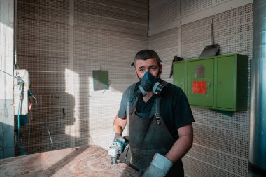 Heavy Industry Engineering Factory Interior with Industrial Worker Using Angle Grinder and Cutting a Metal Tube. Güvenlik Üniforması ve Sert Şapka Üretim Metal Yapıları Müteahhiti. Yüksek kalite