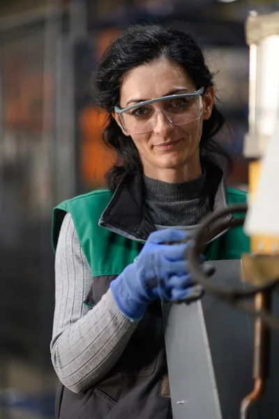 Las Trabajadoras Que Usan Gafas Seguridad Controlan Las Máquinas Torno —  Fotos de Stock