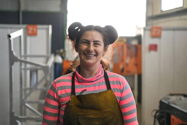 Elinde Kask Tutan Metal Endüstrisinde Çalışmaya Hazırlanan Bir Kadın Kaynakçının — Stok fotoğraf