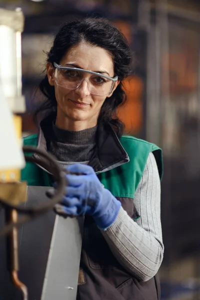 Γυναίκα Εργαζόμενος Φορώντας Γυαλιά Ασφαλείας Ελέγχουν Τις Μηχανές Τόρνου Τρυπάνι — Φωτογραφία Αρχείου