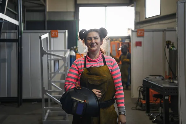 Retrato Uma Mulher Soldadora Segurando Capacete Preparando Para Dia Trabalho — Fotografia de Stock