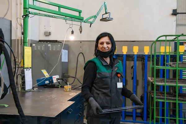 Retrato Una Mujer Uniforme Llevando Una Pieza Metal Preparándola Para — Foto de Stock