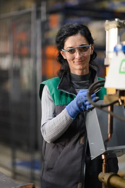 Kvinnlig Arbetare Som Bär Skyddsglasögon Kontrollerar Svarvmaskiner För Att Borra — Stockfoto