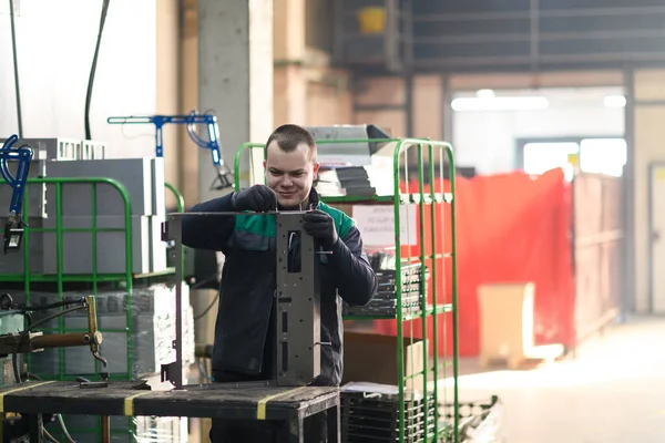 Een Geüniformeerde Werknemer Die Werkt Een Moderne Metaalproductie Verwerkingsfabriek Assembleert — Stockfoto