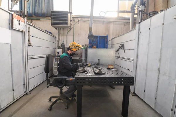 Werknemers Metaalindustrie Die Een Fabriek Werken Een Beschermend Gezichtsmasker Dragen — Stockfoto