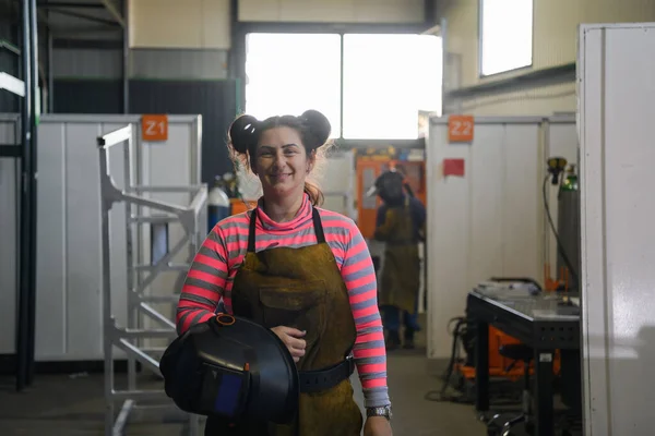 Portrait Une Soudeuse Portant Casque Préparant Une Journée Travail Dans — Photo