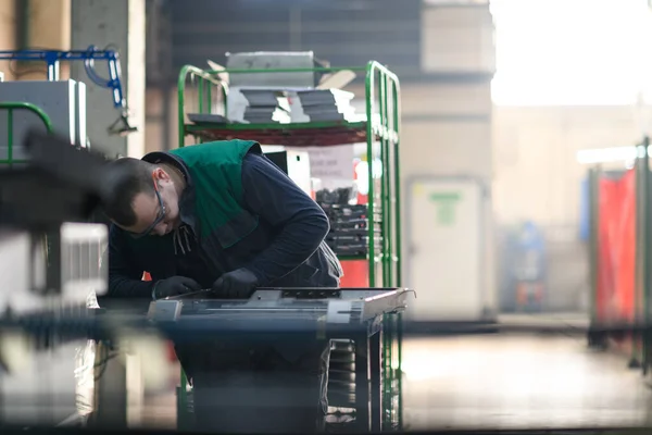 Uniformed Worker Working Modern Metal Production Processing Factory Assembles Parts — Stock Photo, Image