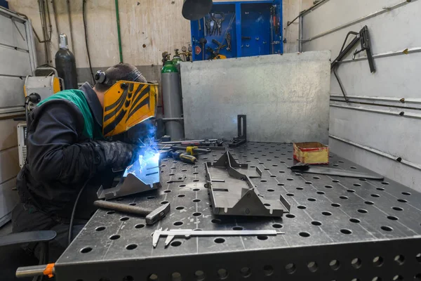 Professional Welder Performs Work Metal Parts Factory Sparks Electricity Industry — Stock Photo, Image