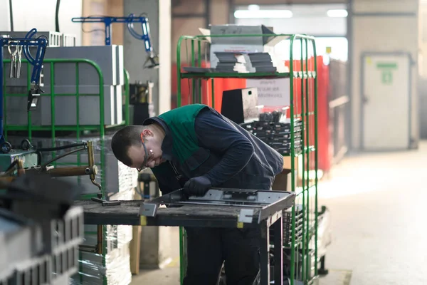 Uniformerad Arbetare Som Arbetar Modern Metallproduktions Och Bearbetningsfabrik Monterar Delar — Stockfoto