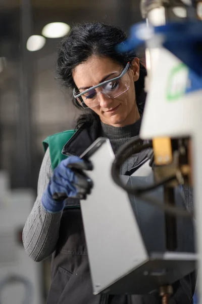 Une Travailleuse Portant Des Lunettes Sécurité Contrôle Les Machines Tour — Photo