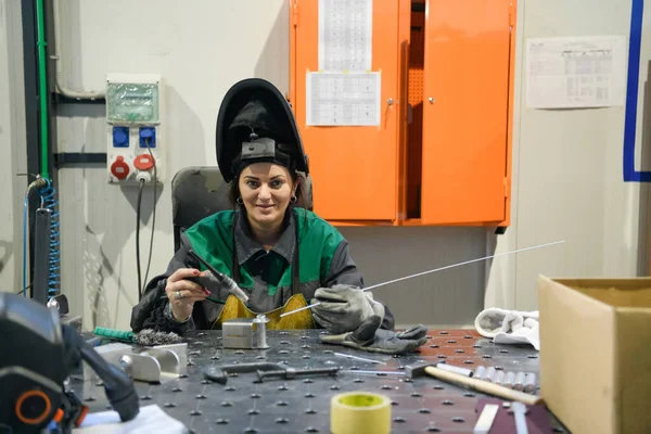 Una Mujer Empleada Una Fábrica Moderna Para Producción Procesamiento Metales — Foto de Stock