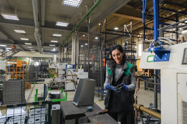 Une Femme Travaillant Dans Une Usine Métal Moderne Assemble Des — Photo