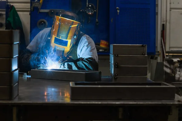 Profesyonel Kaynakçı Fabrikalarda Kıvılcımlarda Elektrikte Metal Parçalarıyla Yapıyor Sanayi Işçisi — Stok fotoğraf
