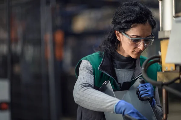 Kvinnlig Arbetare Som Bär Skyddsglasögon Kontrollerar Svarvmaskiner För Att Borra — Stockfoto